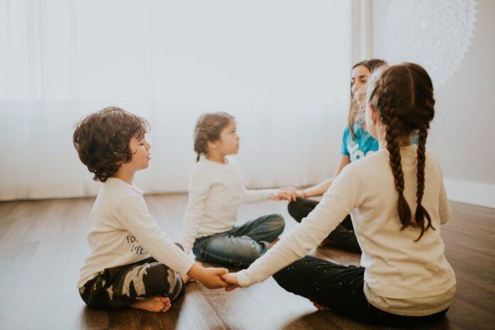 ensenar-a-ser-gentiles-como-el-juego-la-musica-y-el-yoga-ayudan-a-los-chicos-a-conocer-sus-emociones Niños participando de una clase de yoga y juego para aprender a reconocer sus emociones