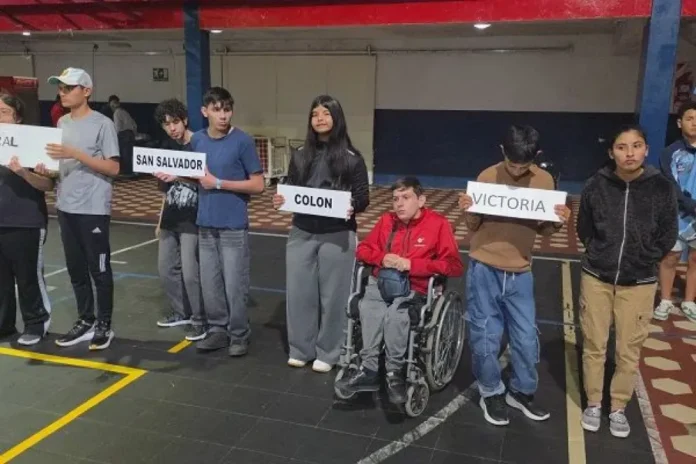 Jóvenes deportistas participando en los Juegos Deportivos Entrerrianos Evita de Deportes Adaptados