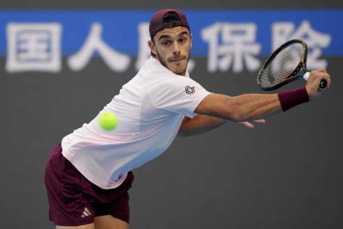 francisco-cerundolo-avanza-tercera-ronda-masters-1000-shanghai-djokovic-eliminado-9 Francisco Cerúndolo durante su partido en el Masters 1000 de Shanghái