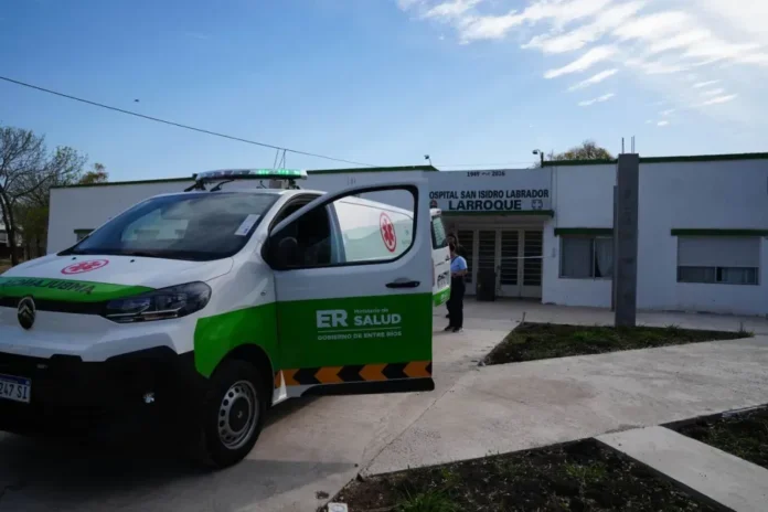 Gobernador Rogelio Frigerio junto al intendente Daniel Olano durante la entrega de una ambulancia en Ceibas