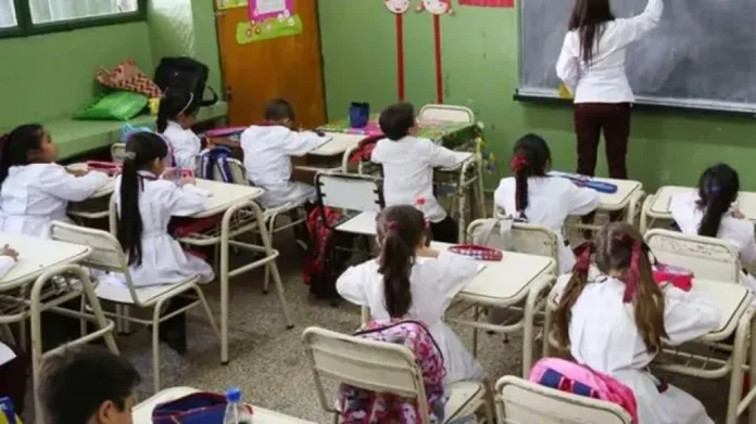 gobierno-entre-rios-80-docencia-trabajo-paro-6 Docentes y estudiantes en una escuela de Entre Ríos