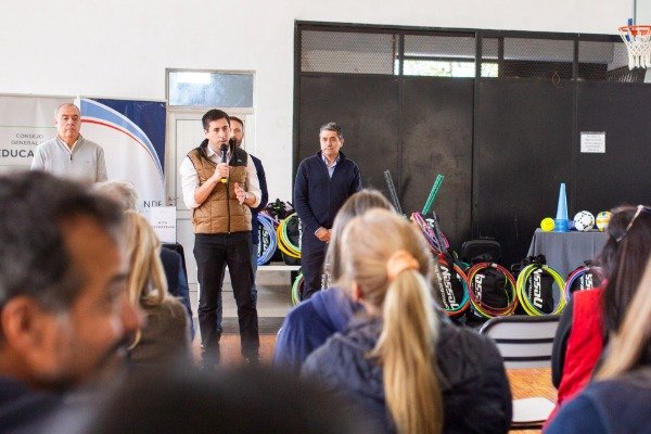 Autoridades entregan kits deportivos en una escuela de Concordia