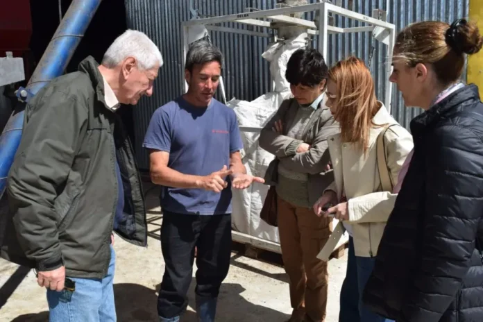 Autoridades del Gobierno de Entre Ríos durante un recorrido por un establecimiento de producción orgánica en Conscripto Bernardi