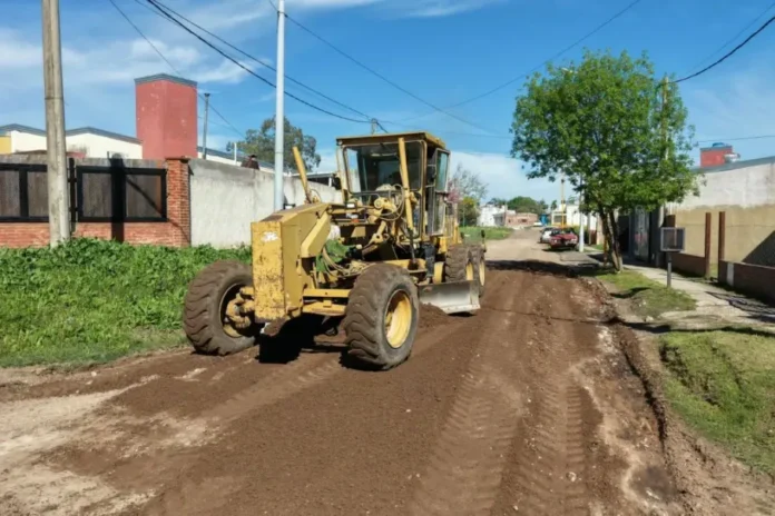 Motoniveladora y rodillo compactador trabajando en la mejora de calles del barrio Pitter en Gualeguaychú