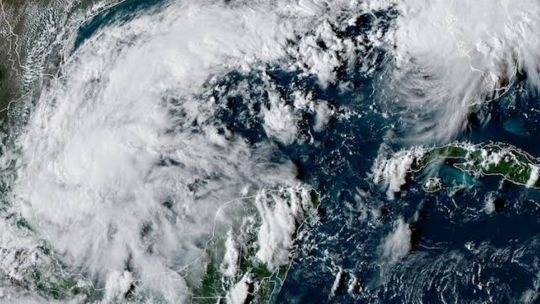 huracan-golfo-mexico-vientos-140-km-h-olas-dos-metros-florida-alabama-mississippi Imagen satelital del huracán avanzando por el Golfo de México con vientos de 140 km/h y olas de más de dos metros