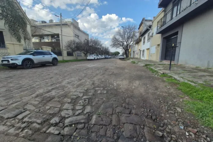 Obreros trabajando en la calle Alem entre Del Valle y Concordia, Gualeguaychú