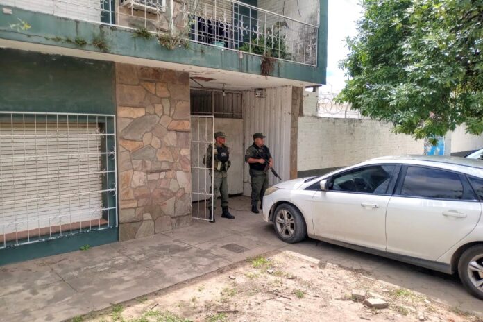 Fachada de una escuela en Chaco, con cintas de seguridad policial en la entrada