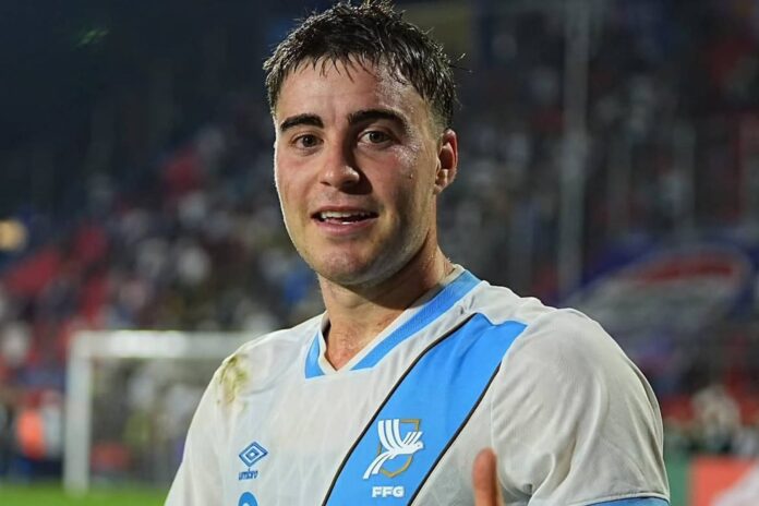 Matthew Evans celebrando su gol con la selección de Guatemala