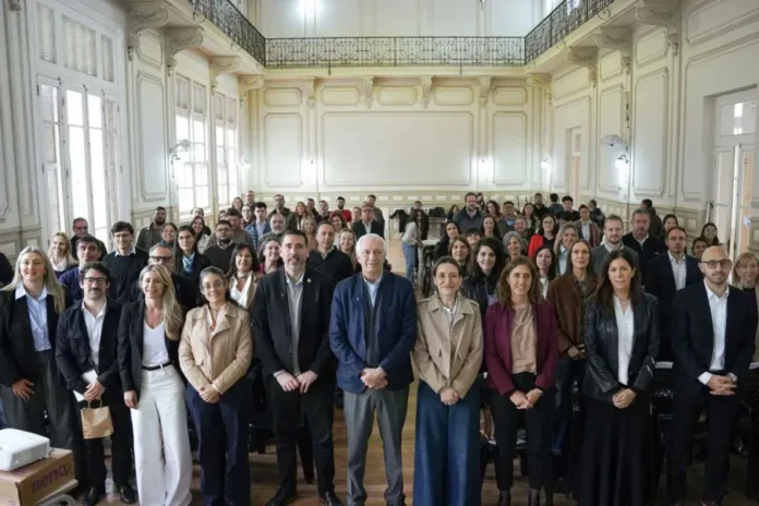 Autoridades durante la presentación de la Mesa de Educación y Trabajo en Paraná