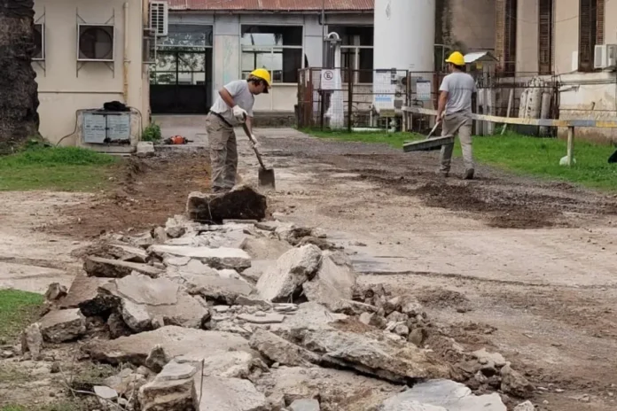 Vereda interna del hospital Centenario en refacción