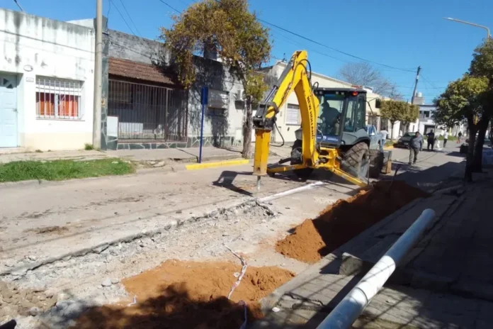 Operarios de Obras Sanitarias de Gualeguaychú trabajando en la red de agua potable