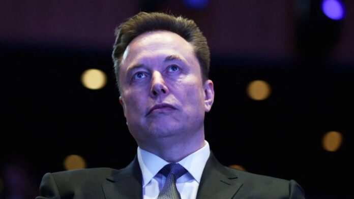 Elon Musk junto a funcionarios del Pentágono durante el anuncio del Proyecto Meridian