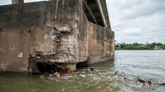 Remolcador impactó contra el puente General Manuel Belgrano que conecta Chaco y Corrientes