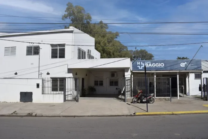 Vecinos reunidos en el CAPS Juan Baggio durante una reunión informativa sobre la renovación de la comisión vecinal de Villa María