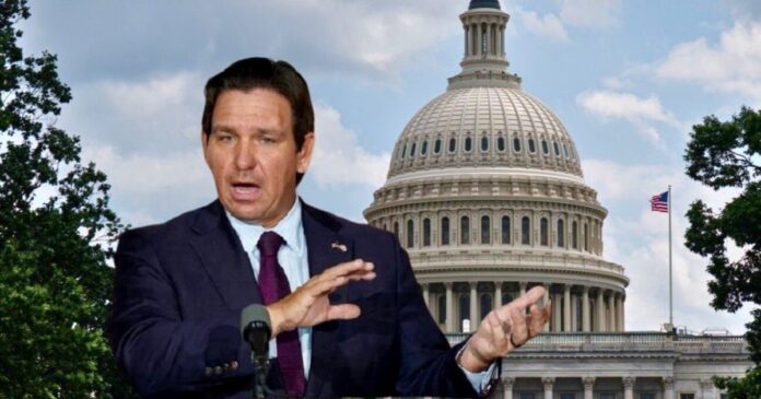 ron-desantis-declara-estado-emergencia-florida-huracan-isaias Ron DeSantis, gobernador de Florida, en una conferencia de prensa