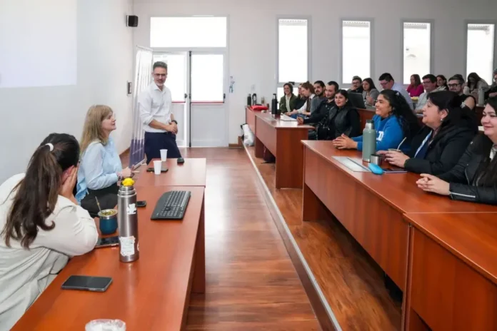 salud-curso-vigilancia-epidemiologica-referentes-provincia-4 Autoridades del Ministerio de Salud de Entre Ríos durante el cierre del Curso de Epidemiología Básica en Paraná