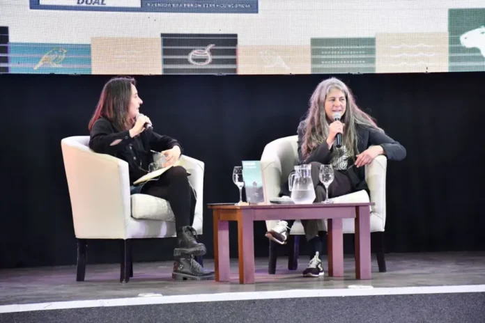 Selva Almada durante su conversatorio en la Feria Provincial del Libro de Concordia