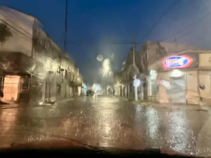 Poste caído y cables en calle Ituzaingó cerca de la Costanera de Gualeguaychú durante el temporal