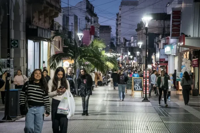 Presentación de la Encuesta sobre la Situación y Perspectiva Económica de los Paranaenses en la UNER